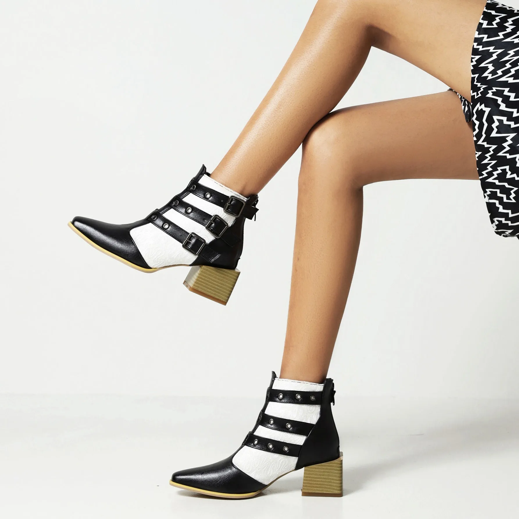 Bigsizeheels Fashion pointed square heel ankle boots - Black&White
