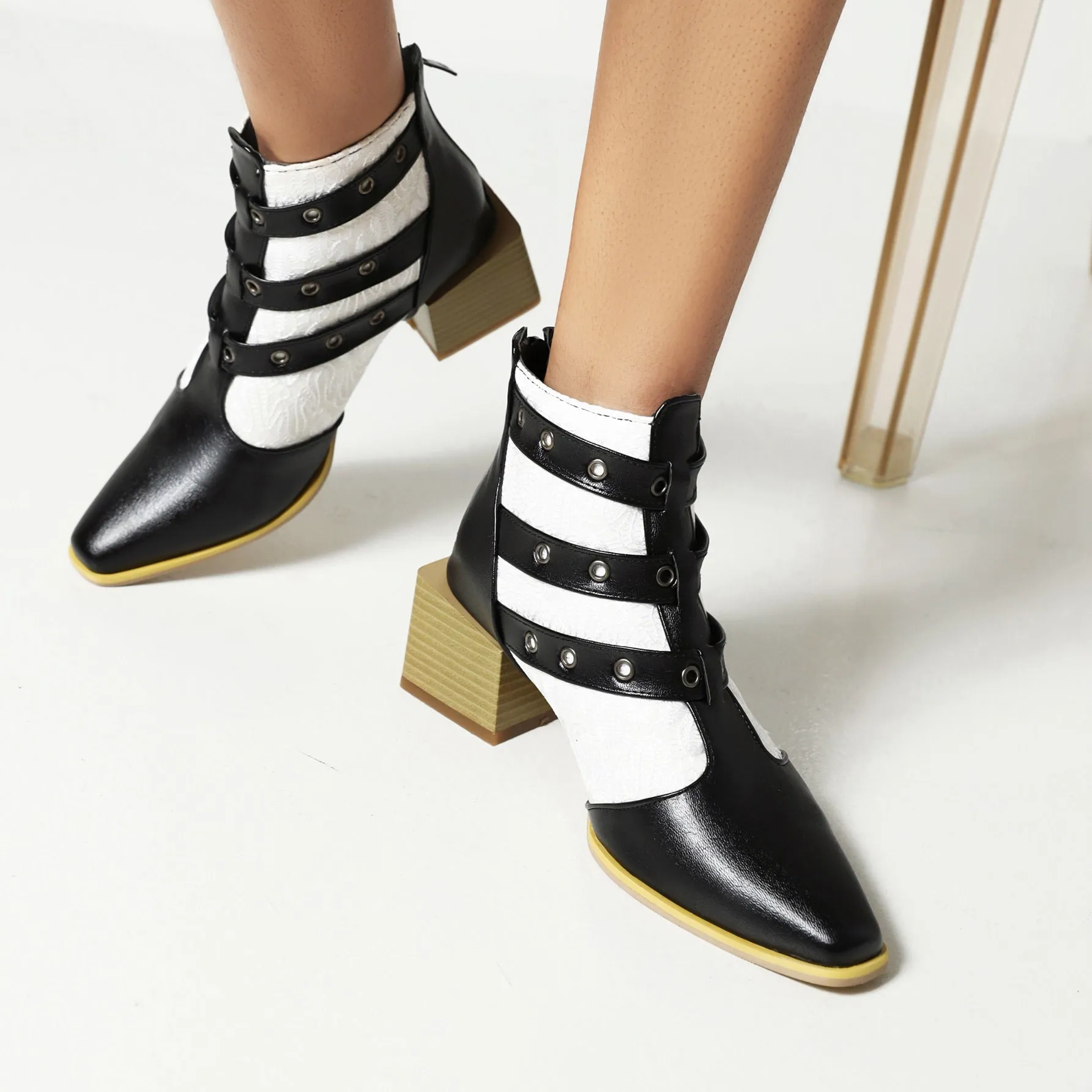 Bigsizeheels Fashion pointed square heel ankle boots - Black&White