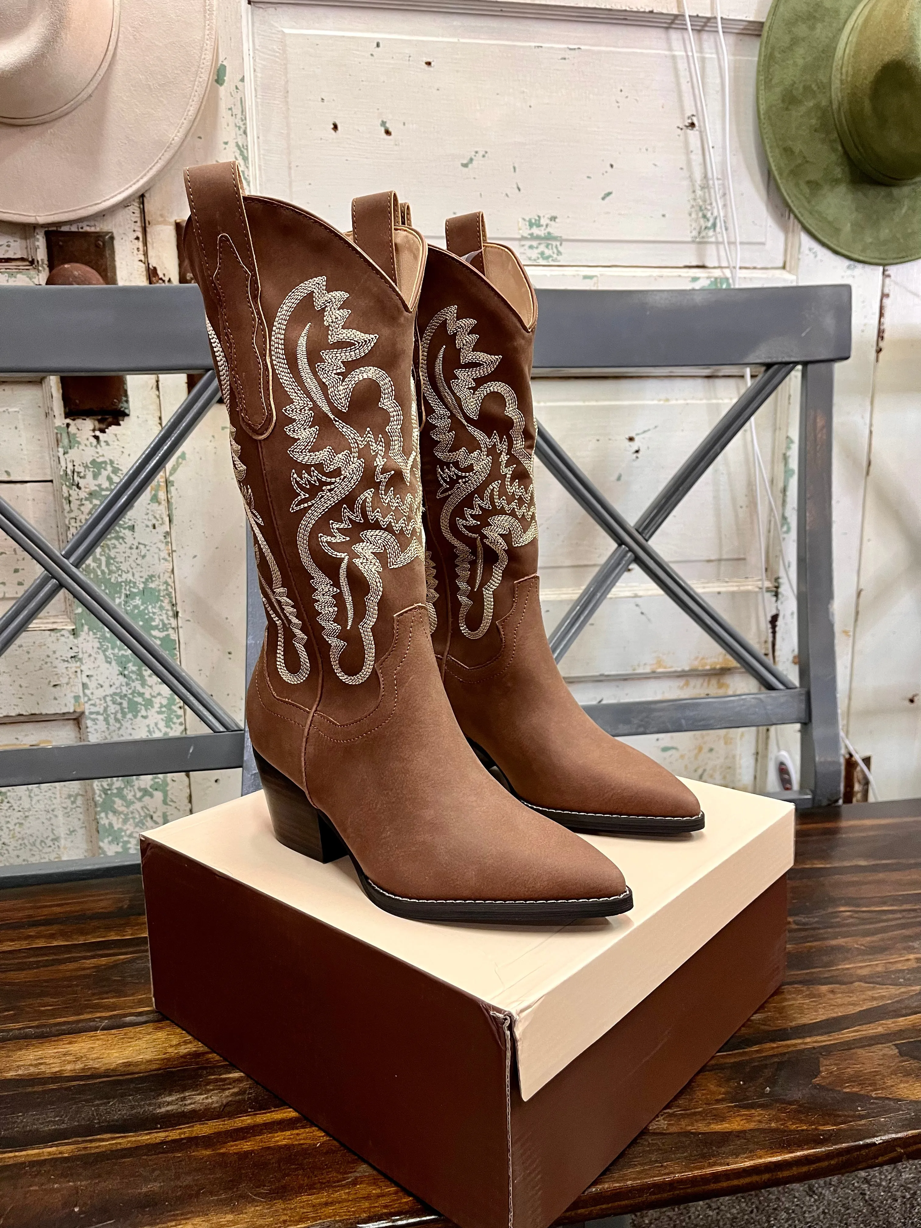 Montana brown embroidered boots